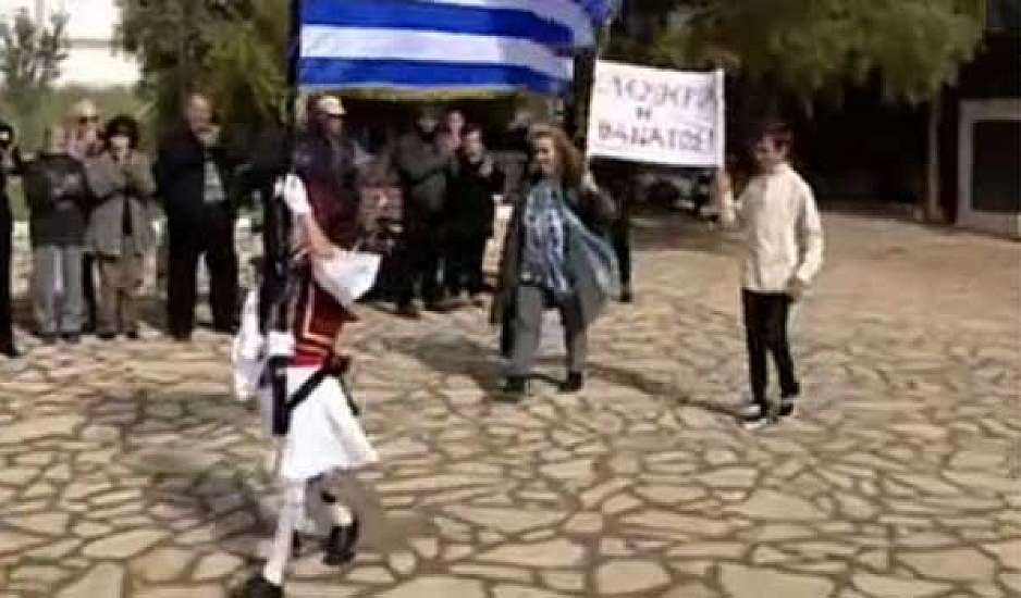 Μοναδικός σημαιοφόρος του ακριτικού νησιού, ο 8χρονος Χρήστος συγκινεί!