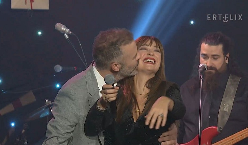 Χρήστος Λούλης και Έμιλυ Κολιανδρή αντάλλαξαν ένα παθιασμένο φιλί με την αλλαγή της χρονιάς