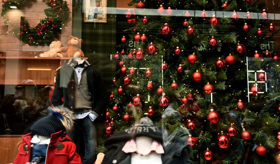 Παραμονή Πρωτοχρονιάς: Τι ώρα κλείνουν σήμερα τα καταστήματα