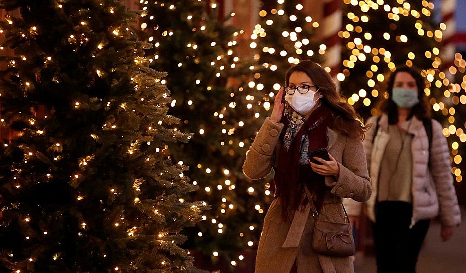 Θεσσαλονίκη: Χαμός στην χριστουγεννιάτικη πλατεία Αριστοτέλους παρά το lockdown