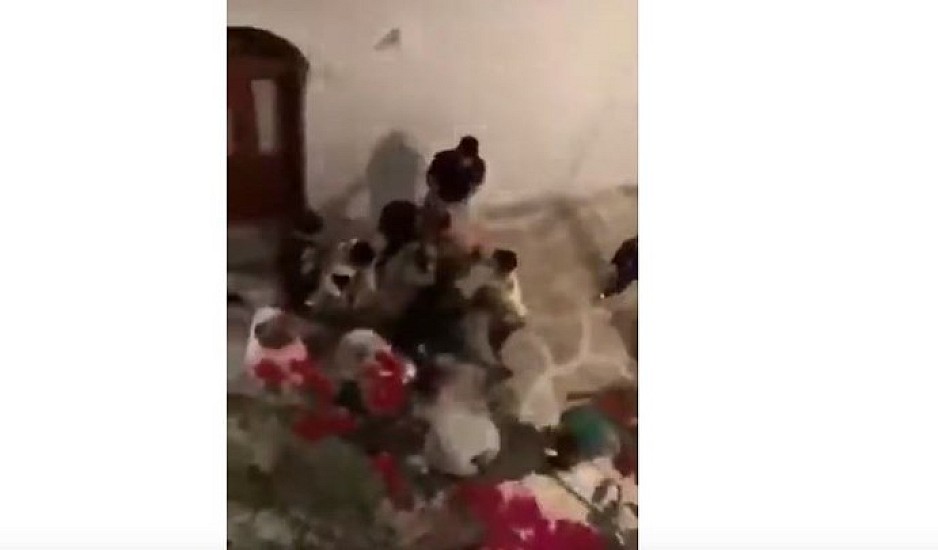 Το σοκαριστικό βίντεο που κατέγραψε ο γιος του Τομ Χανκς στην Αντίπαρο: Άγριος ξυλοδαρμός τουρίστα