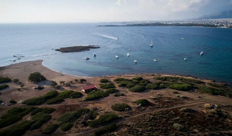 Το "διάσημο" ιδιωτικό νησί της Αττικής που ανήκει σε έναν βιοπαλαιστή