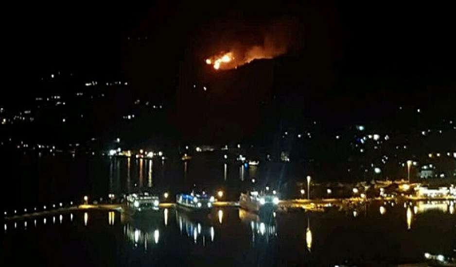 Μαίνεται η φωτιά στη Ζάκυνθο
