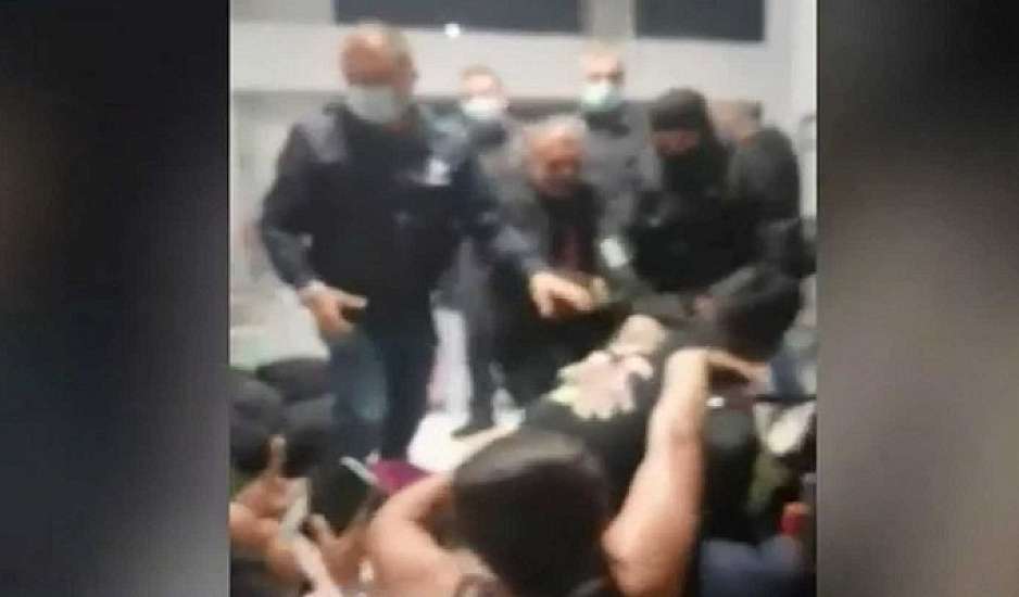 Ζάκυνθος: Χαμός στο  αεροδρόμιο με αστυνομικούς και μετανάστες  χωρίς έγραφα που ήθελαν να ταξιδέψουν