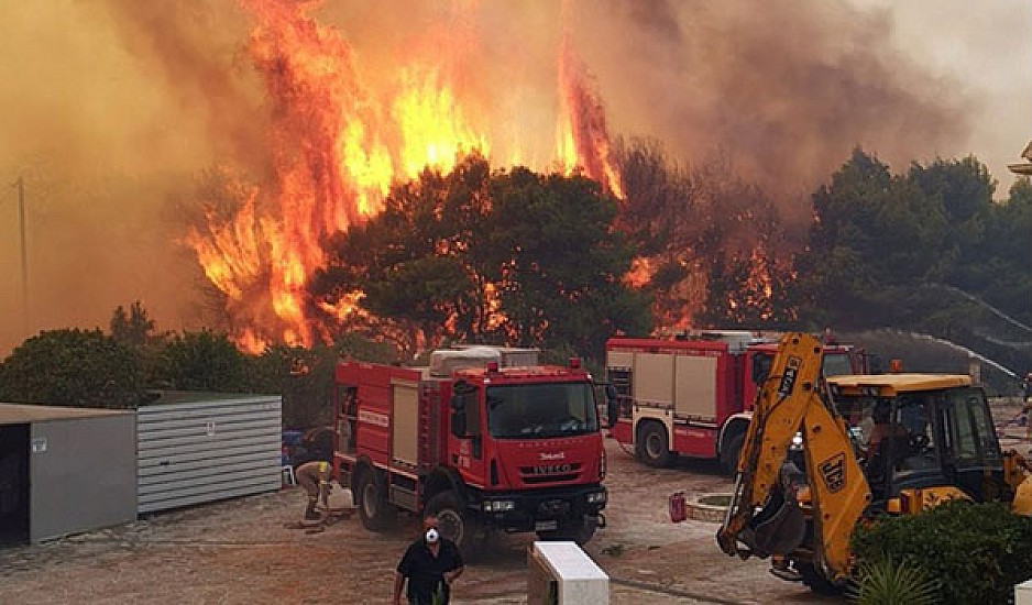 Μάχη με τις φλόγες στη Ζάκυνθο: Εκκενώθηκαν χωριά - Δυο σπίτια παραδόθηκαν στις φλόγες