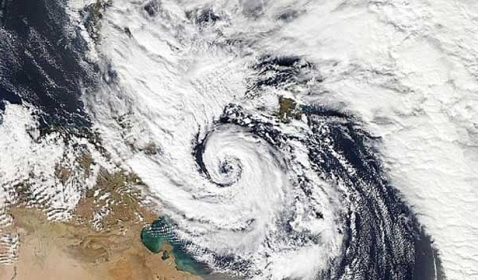 Εξασθενεί αλλά παραμένει επικίνδυνος ο κυκλώνας #Ζορμπας. Πλησιάζει στην Αττική. LIVE εικόνα
