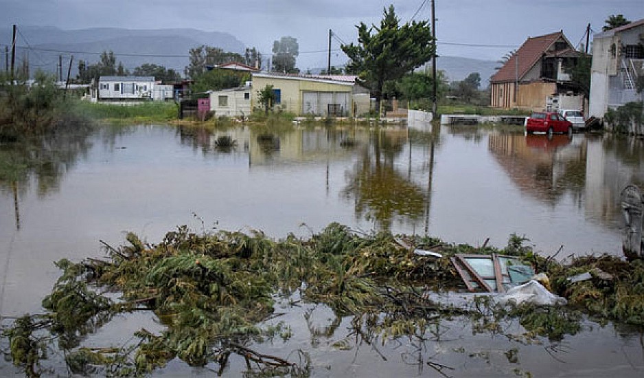 Κυκλώνας Ζορμπάς: Πού κατευθύνεται ο καιρός. Έκκληση από την Πολιτική Προστασία