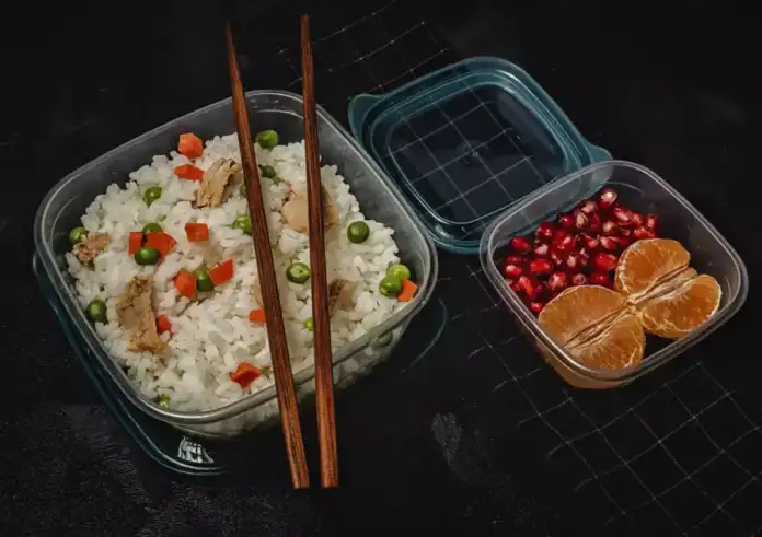 Ο κίνδυνος για όσους τρώνε φαγητό από πλαστικά τάπερ