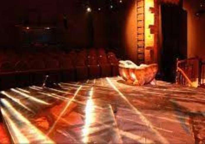 Θέατρο: Το Αγγέλων Βήμα γιορτάζει τα 19 του χρόνια με ένα vintage μυθιστόρημα