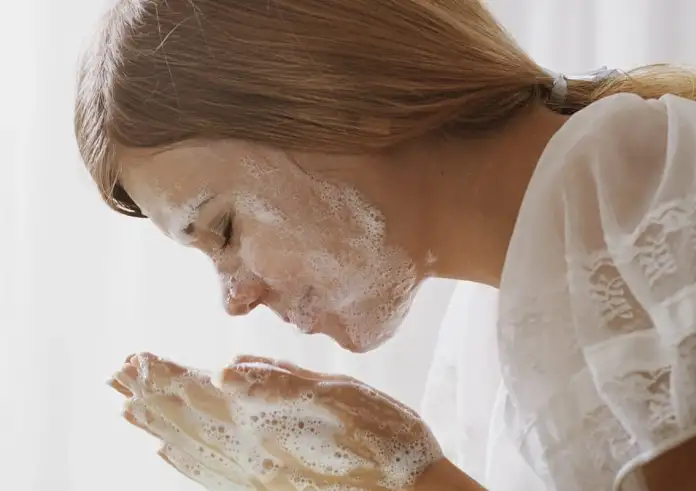 Balm, λάδι ή νερό micellar: Μάθετε ποιο καθαριστικό ταιριάζει στην επιδερμίδα σας