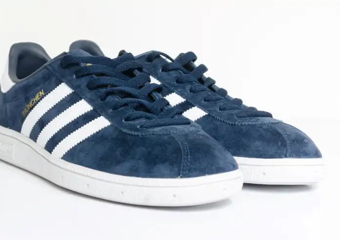 Χρωματιστά sneakers: Ήρθαν να αντικαταστήσουν τα κλασικά λευκά