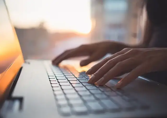 6 Websites που σε πληρώνουν με έως 2.000 δολάρια για να δουλεύεις remote από οπουδήποτε