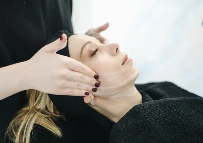 Πώς να ενσωματώσεις ένα έλαιο προσώπου στη skincare ρουτίνα σου