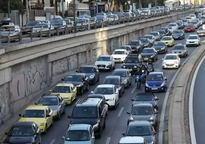 Φωτιά σε λεωφορείο στη λεωφόρο Κηφισίας. Αυξημένη κίνηση και κλειστή έξοδος στην Αττική οδό