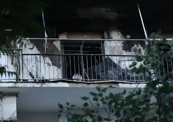 Μυστήριο με τη φωτιά στο σπίτι του Πέτρου Φιλιππίδη στην Πατησίων – Η υποψία για εμπρησμό