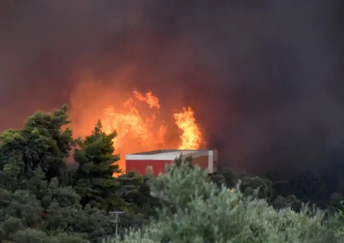 Νέα εστία φωτιάς στην Αχαΐα – Εκκένωση της Βούντενης μέσω 112