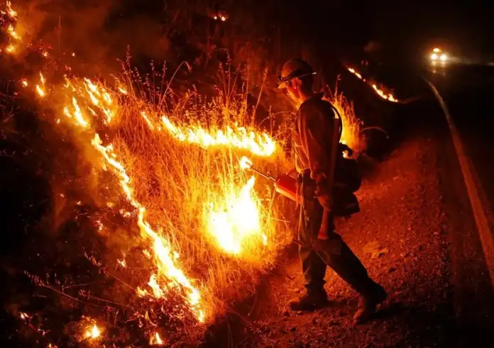 Η μέθοδος «αντιπύρ» που αντιστρέφει τη φωτιά με φωτιά – Πώς και πότε εφαρμόζεται