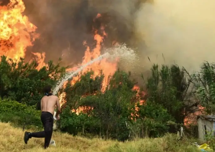 Φωτιά στην Πάτρα: Εθελόντρια πυροσβέστης ξέσπασε - Ντροπή σας, ξεφτίλες του πληκτρολογίου