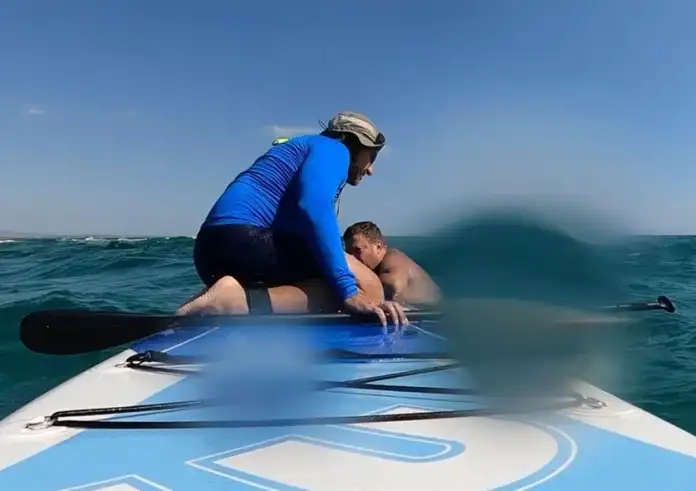 Επανομή: Πατέρας και δύο παιδιά παρασύρθηκαν από ρεύματα – Ήρωας λουόμενος τους έσωσε με SUP