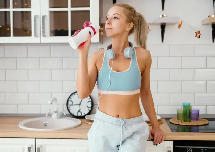 Φούσκωμα τέλος: Δροσερό ρόφημα αγγούρι–λεμόνι, έξυπνες κινήσεις που «ξεφουσκώνουν»