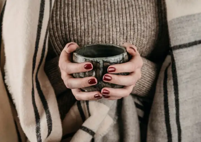 Fall Nails 2025: Σοκολατί, butter yellow και οι τάσεις που θα βλέπεις παντού