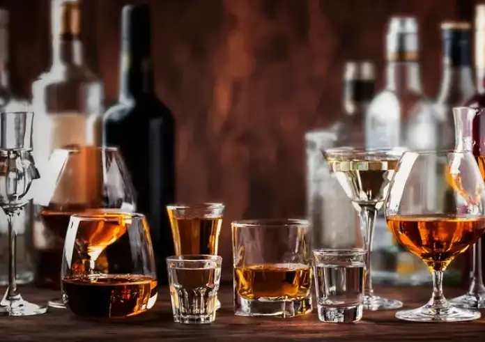 Στο νοσοκομείο τρία ακόμη παιδιά μετά από κατανάλωση αλκοόλ.  Ο ένας είχε πλαστή ταυτότητα