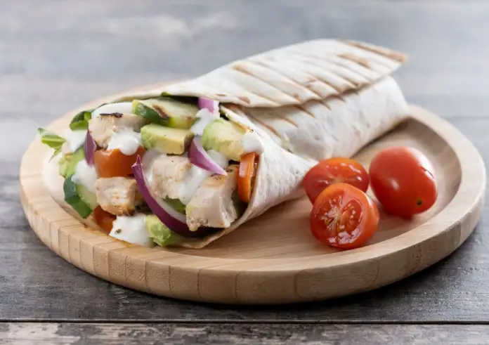 Μεσογειακό Chicken Wrap: Η πιο δροσερή και γευστική συνταγή με κοτόπουλο και γιαούρτι