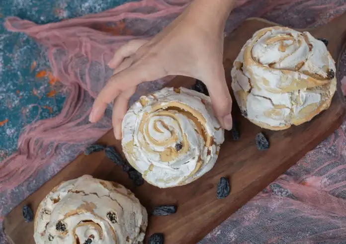 Spooky Cinnamon Rolls: Η πιο διασκεδαστική Halloween συνταγή με μωβ ζύμη και πράσινο γλάσο