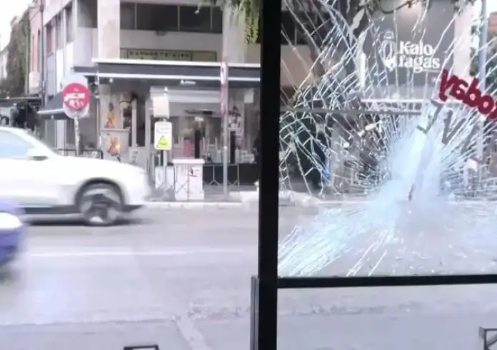 Άνδρας σε κατάσταση αμόκ έκανε τα Λαδάδικα λαμπόγυαλο