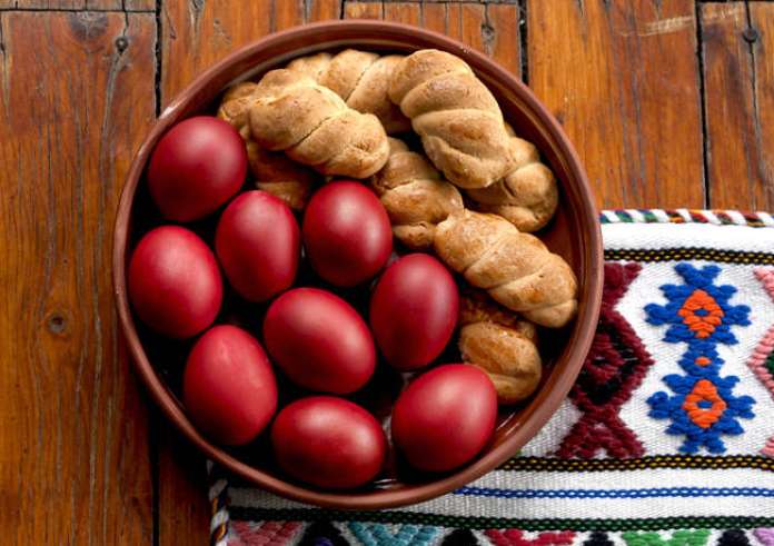 Πώς να φτιάξεις πασχαλινά κουλουράκια εύκολα και γρήγορα χωρίς μίξερ;