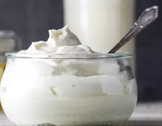 Στραγγιστό γιαούρτι: Το καθημερινό τρόφιμο που κάνει καλό σε μυς, έντερο, καρδιά και εγκέφαλο