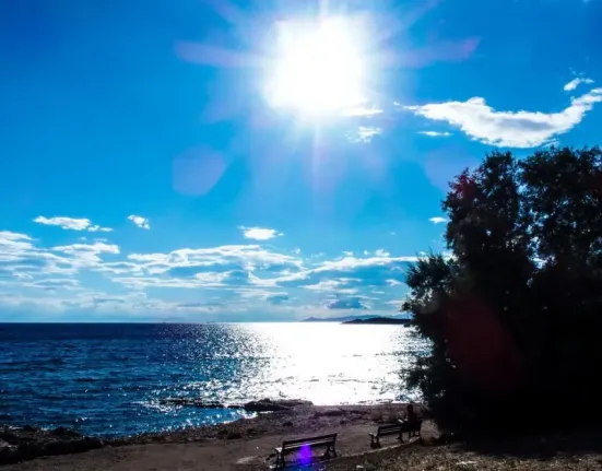 Ηλιοφάνεια και ήπιες θερμοκρασίες σε όλη τη χώρα – Πού αναμένονται τοπικές βροχές