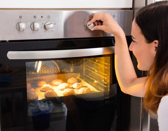 Χριστούγεννα και μαγείρεμα: Το λάθος που κάνουμε όλοι με τον φούρνο και πληρώνουμε ακριβότερα το ρεύμα