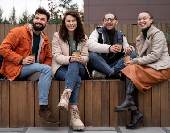 Γιατί μας φέρνει σε αμηχανία η σιωπή στις συζητήσεις – Η εξήγηση της Ψυχολογίας