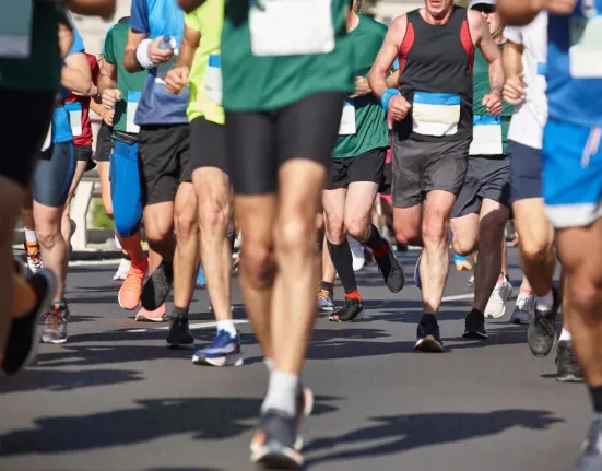 Μαραθώνιος Αθηνών: Έναρξη στις 17:00 με δύο αγώνες 5 χλμ. – Ποιοι δρόμοι είναι κλειστοί και πού εντοπίζονται καθυστερήσεις