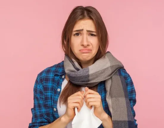 Φλέμα στον λαιμό: Από τι προκαλείται, πώς φεύγει και τι «λέει» το χρώμα του για την υγεία σας