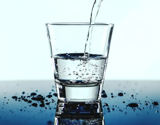 Πίνεις νερό «σωστά»; Οι πιο συχνοί μύθοι, ο κανόνας ανά κιλό και τα λάθη που κάνουν πολλοί
