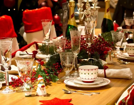 Πρωτοχρονιάτικο τραπέζι: Τα 3 μυστικά που κάνουν τη διακόσμηση να ξεχωρίζει