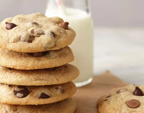 Το πιο εύκολο γλυκό στο Air Fryer: Μπισκότα με φυστικοβούτυρο και σοκολάτα που λιώνουν στο στόμα