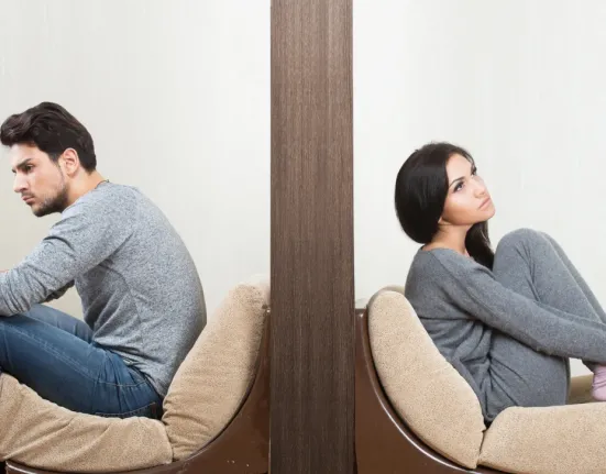 Θέλω τη δική μου κουβέρτα: Η μικρή αλλαγή στον ύπνο που άνοιξε ρήγμα σε έναν γάμο