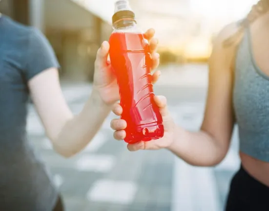 Έπινε ενεργειακά ποτά καθημερινά. Το σύμπτωμα που αποκάλυψε σοβαρό κίνδυνο για εγκέφαλο και καρδιά