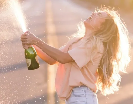 Τα 5 ζώδια που «ανοίγουν τα ταμεία» το 2026 – Ευκαιρίες, τύχη και χρήμα από το σύμπαν