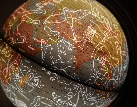 Ετήσια ζώδια 2026: Πώς οι πλανητικές μετακινήσεις επηρεάζουν όλα τα ζώδια