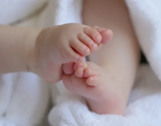 Μωράκι 4 εβδομάδων πέθανε σε νοσοκομείο επειδή έμεινε χωρίς τροφή και βρέθηκε πάνω σε κρύα, υγρά σεντόνια