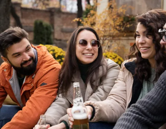 Κανείς δεν το λέει, όλοι το κάνουν: Η συνήθεια που σιχαίνονται 6 στους 10 ενήλικες