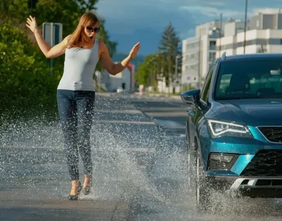 Έβρεξες πεζό με το αυτοκίνητο; Τι προβλέπει ο νέος ΚΟΚ του 2025