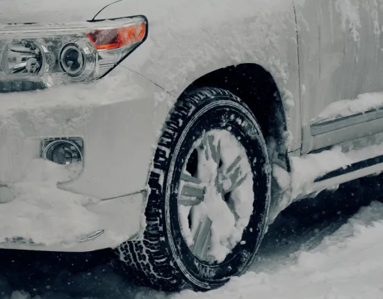 Υποχρεωτικές αλυσίδες τον χειμώνα: Πότε ενεργοποιείται το μέτρο και ποιο πρόστιμο απειλεί τους οδηγούς