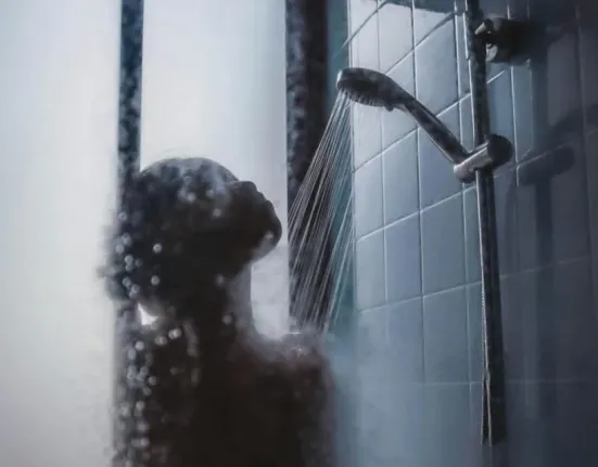 Dark showering: Το νέο trend που υπόσχεται καλύτερο ύπνο και λιγότερο άγχος