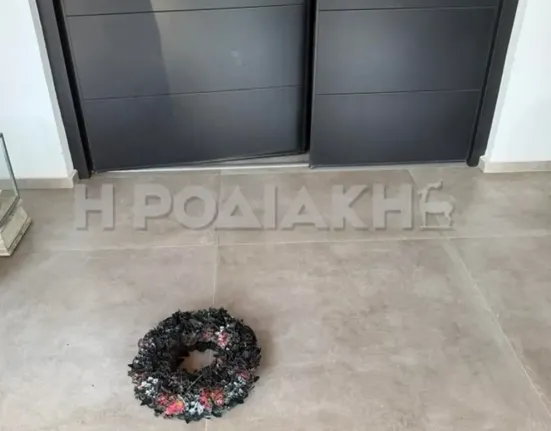 Ρόδος: Σπίτι επιχειρηματία δέχθηκε 14 πυροβολισμούς και βρέθηκε μαύρο στεφάνι στην είσοδο
