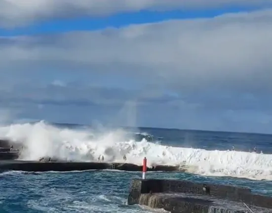 Τενερίφη: Εφιαλτικές εικόνες με κύματα 4 μέτρων – Νεκροί, τραυματίες και αγνοούμενοι